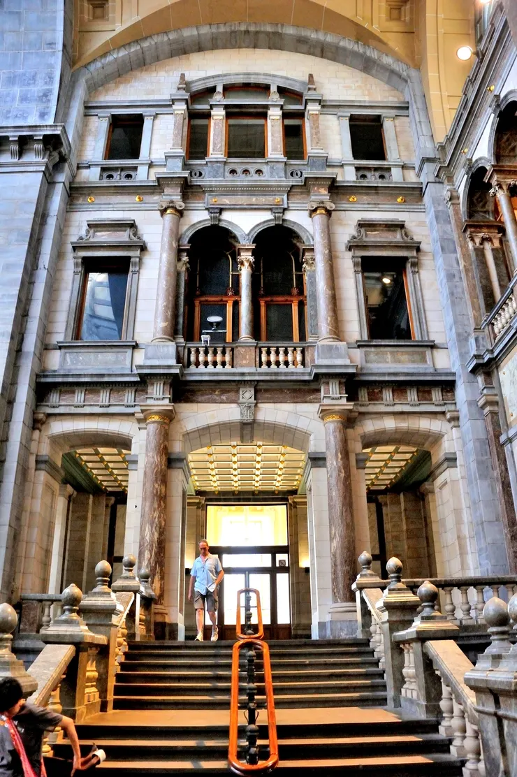 【果然嘆為觀止如皇冠鑲鑽般璨璀！安特衛普中央車站內部，精雕細琢，没有一個地方隨便。】