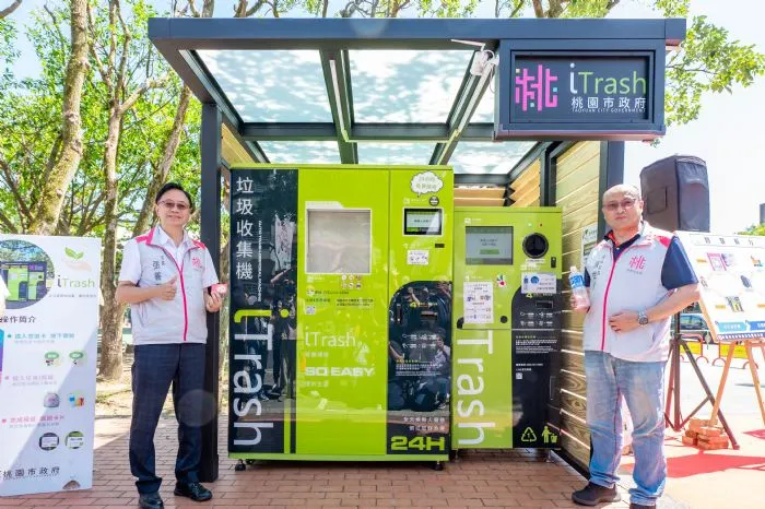 為提升大溪老街等人潮熱點的環境品質，市府導入「智慧垃圾回收整合系統」。圖：市府提供