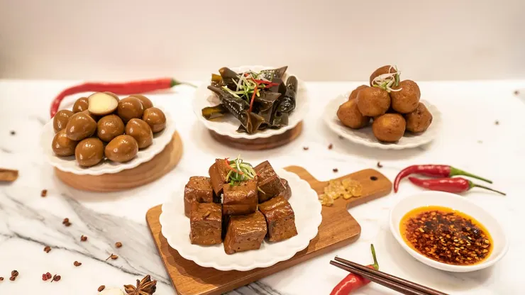 ATCHILL 艾自己，讓顧客都能「呷嘎欸秋」，享受美食帶來的喜悅。（圖/ ATCHILL 艾自己）