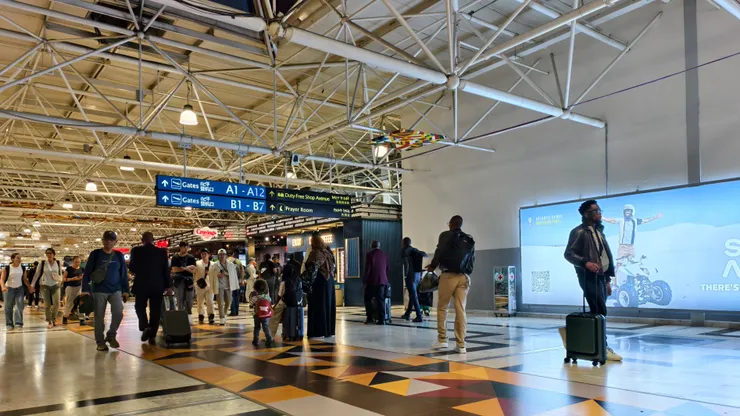 衣索比亞阿迪斯阿貝巴機場候機室，人來人往，比肯亞奈洛比機場國際線的候機室現代化，也寬敞許多。
