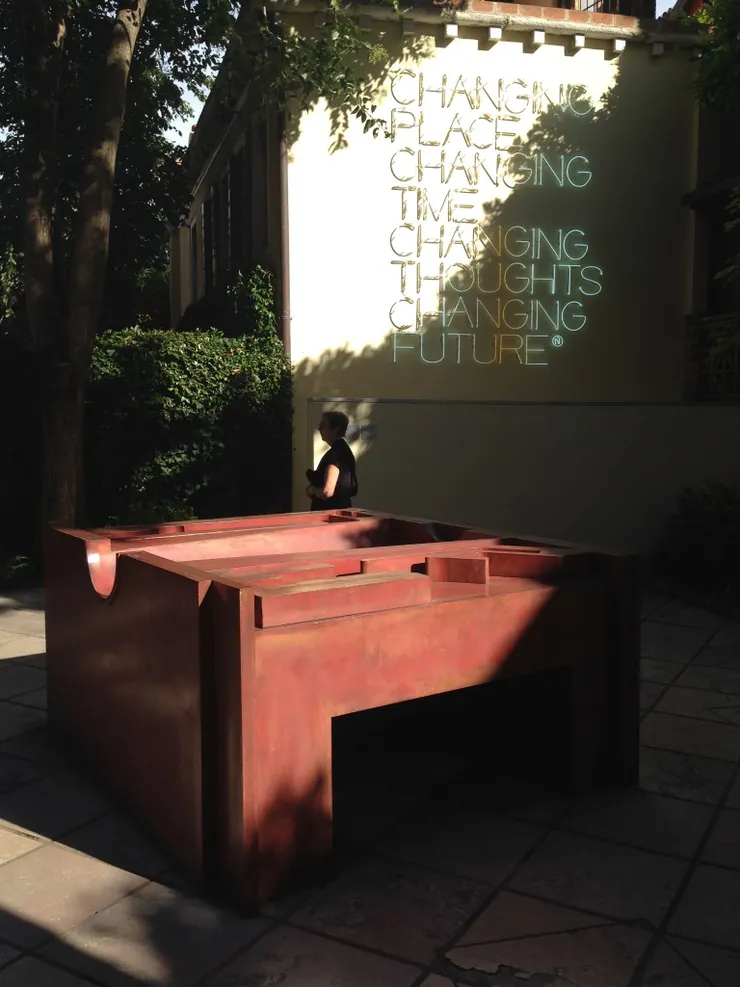 入口處就屬英國雕塑家安東尼·卡洛的《First Light》作品最搶眼；後方牆上則是義大利視覺藝術家莫里齊奧·納努齊的作品《Changing Place, Changing Time, Changing Thoughts, Changing Future》