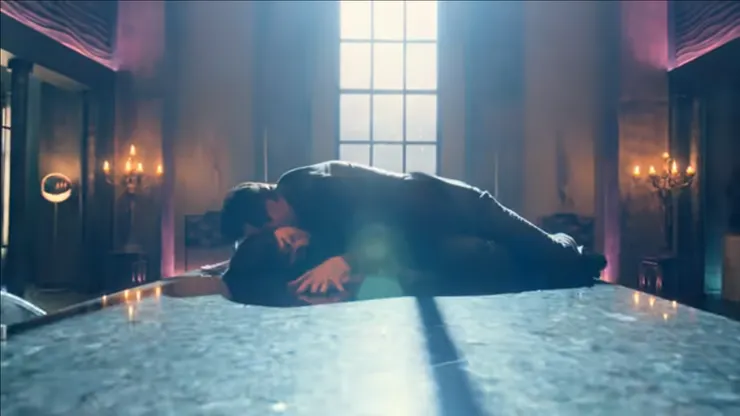 德古拉吸了罹癌者的「毒血」，就此赴死。（Source : Netflix。）