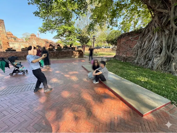 在大城樹中佛前面，Pi偉導遊蹲著幫我們抓角度，要把這份古蹟感拍進去！