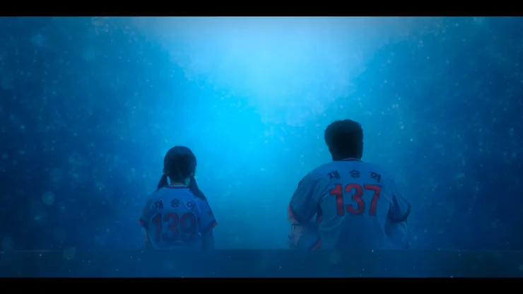 我們都像海裡默默發光的浮游生物那般，微小又珍貴。