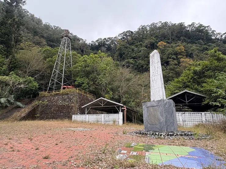 紀念碑廣場與後方的33號油井。
