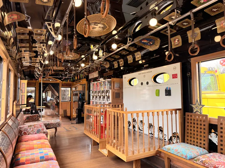 列車上還有扭蛋機，覺得搭車時間過得好快