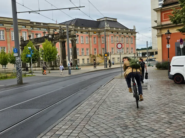 騎自行車的人和路面電車軌道交織成旅行風景