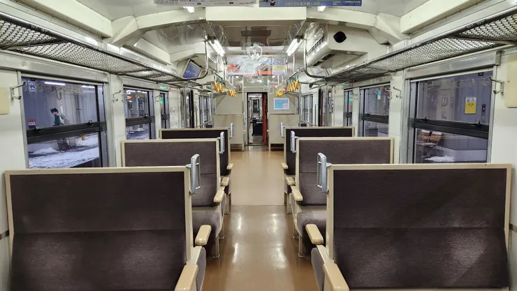 空蕩蕩的座位，獨旅的孤獨感就是這種氛圍