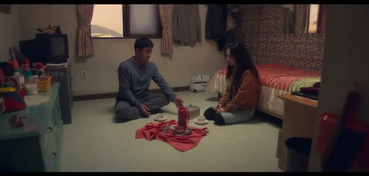 兩人對坐於白日，暢談生活。雖看似較為明亮，但尚未真正走出房門。（Source: Disney+）