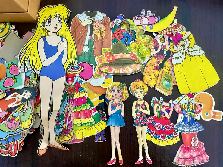 這些是我小時候收藏的紙娃娃，這還是一部分，沒有全部放上來。