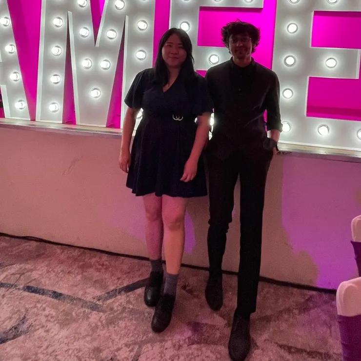 與Ishan一起在會場的燈飾前留影。