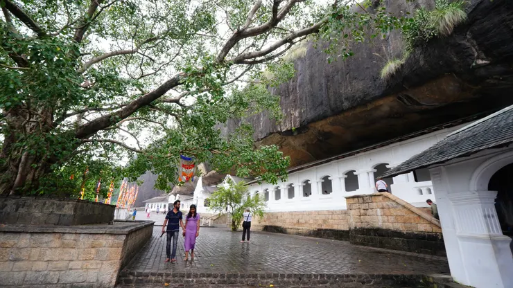 下過雨降溫的石板地面