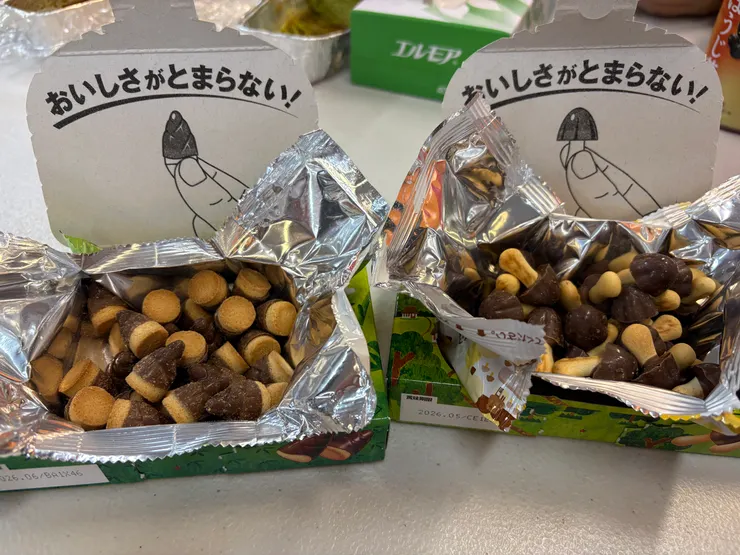 きのこ(蘑菇,右)與たけのこ(竹筍,左)是明治的熱門產品,日本人甚至為了「哪個比較好吃」而引發爭論!下次遇到日本朋友,不妨問問看他喜歡きのこ還是たけのこ吧!