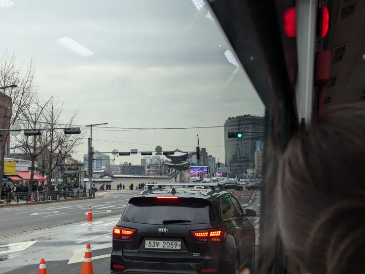 靠近光化門的路口大塞車，我們被困在車上半小時之久。