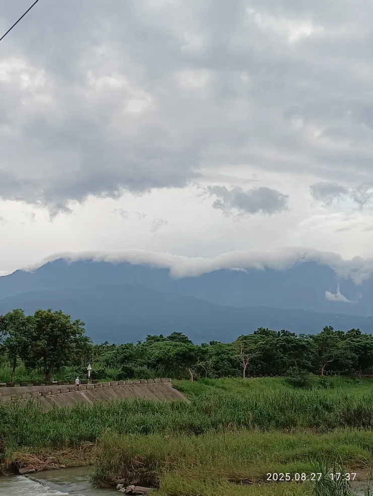 照片左側是北大武山右側是南大武山，自拍攝