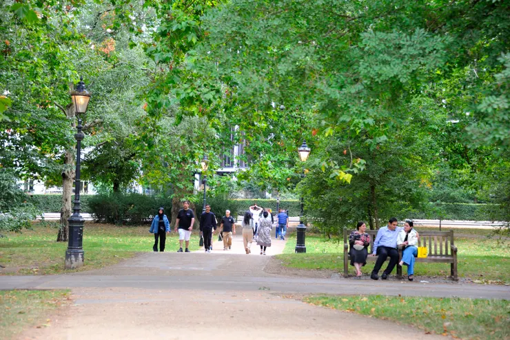 【搭地鐵到騎士橋，出站向北過條馬路就到海德公園南邊。】