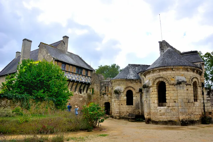 【千年歷史仍難免毀於二戰兵燹！修道院廢墟(右)與龍薩故居(左)。】