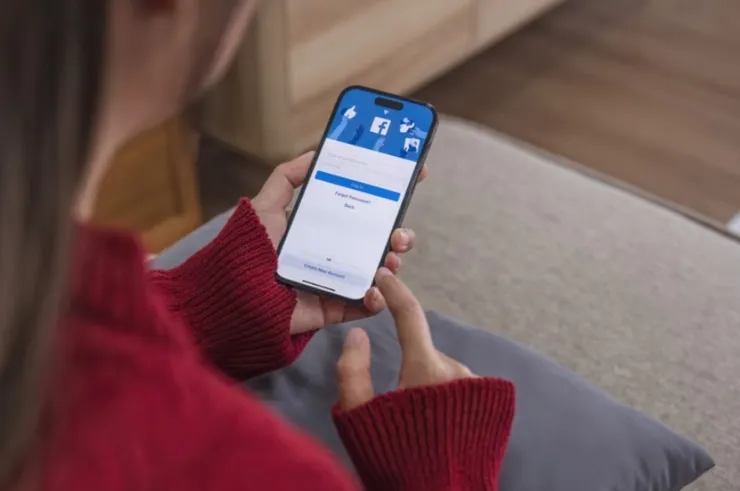 把對方的通訊軟體設成「靜音」,減少在社群媒體上看他照片的頻率。距離不只能產生美,還能產生保命的清醒感。圖/123RF圖庫