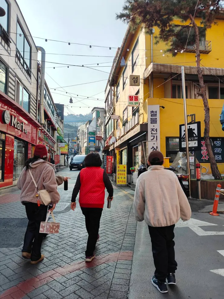 買完三明治回民宿的路上,天氣真好太陽出來了。