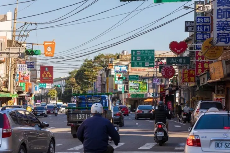 過嶺重劃區已有破萬人口，民族路商家眾多，還有知名賣場好市多提供採買機能。