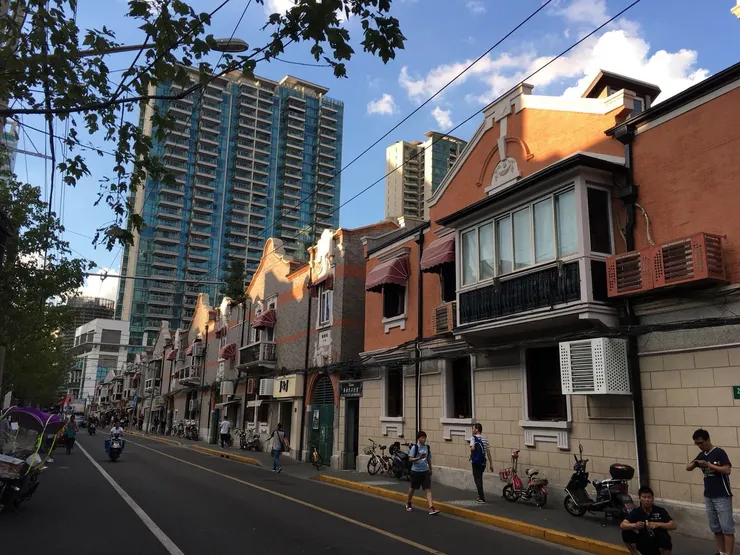 上海石庫門，新舊交錯的城市記憶，一邊是百年弄堂，一邊是現代摩天樓，時間在這裡重疊呼吸很上海感受張力！