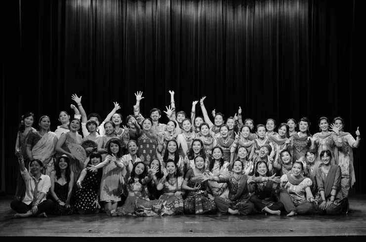 2015 舞展總彩排後的合照 黑白定格的是畫面，定不住的是每一張笑臉裡的熱情。我們那年跳得很用力，也笑得很用力。 這張彩排結束時的大合照，是我心裡永遠的起點。