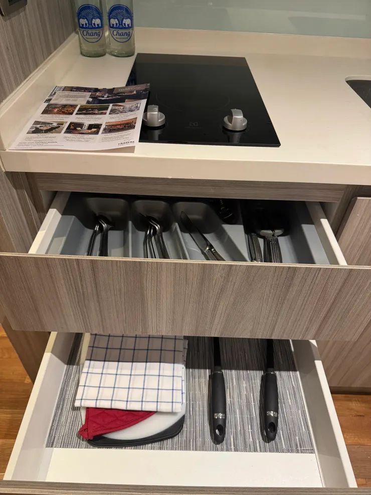 附餐具唷，連洗碗精、菜瓜布、洗衣精都給了