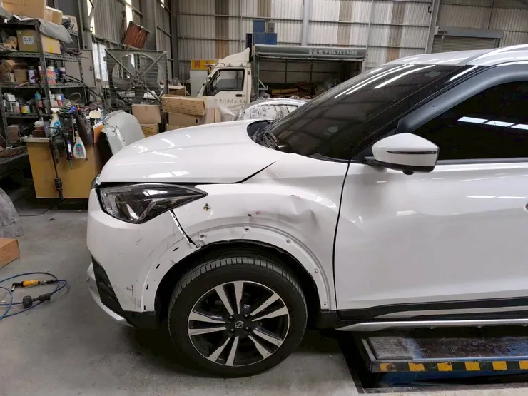 Nissan Kicks左前葉子板撞凹損傷特寫