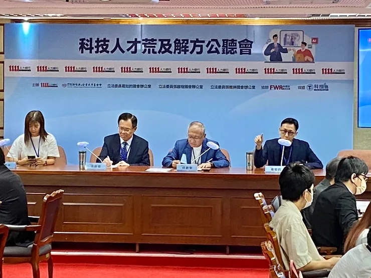 ▲符民進黨立法委員張雅琳(左一)，民眾黨立法委員張啟楷(左二)和國民黨立法委員葛如鈞(右一)，關心科技業缺人窘境，並提出政策方向和解方。（圖／1111人力銀行提供）