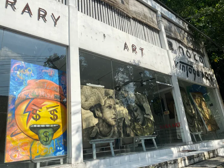 入口旁邊是一個滿大間的藝廊,停車在這邊就對