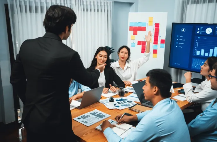 開會發生資源分配上的衝突，那就重新定義 SOP，明確誰是決策者，誰是執行者。當遊戲規則清楚了，大家就沒什麼好爭的。圖/123RF圖庫