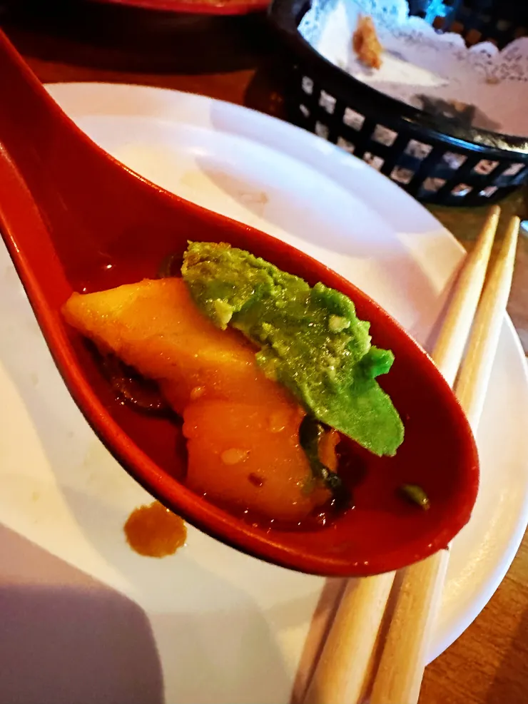 酪梨跟鮭魚一定要配在一起吃，味覺大升級~