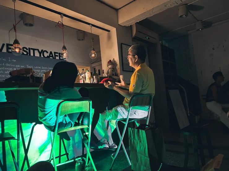 黃色衣服的大哥是附近的居民