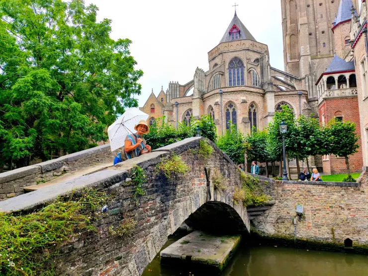 【微雨中過運河石磚橋,背景為聖母教堂。】