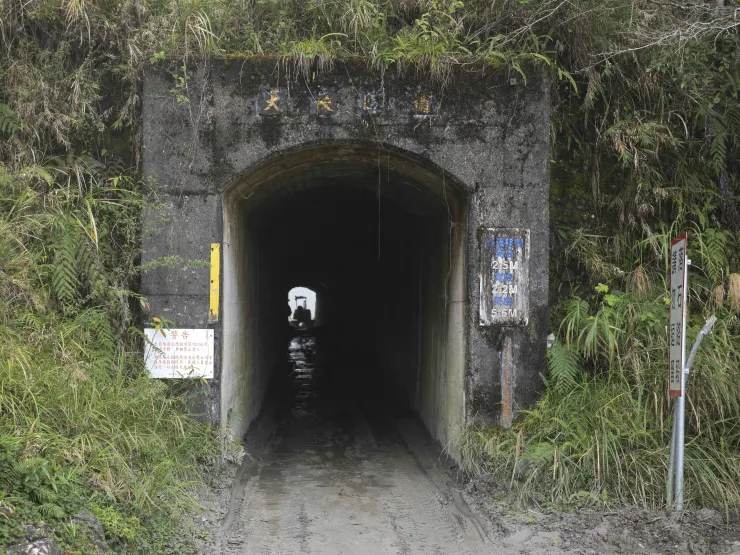 民國67年12月貫通的天長隧道，此為西口。這個隧道長1270公尺，照理說從一端不應該輕易看見亮光，但圖可以很明顯看見，不遠處就有亮光與怪手輪廓。