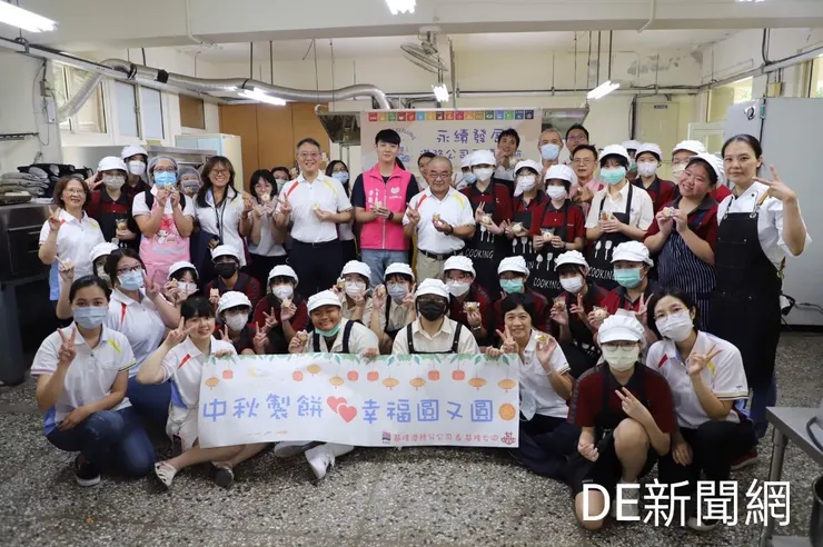 基隆港務分公司為關懷弱勢族群，在中秋節前夕，特別與基隆女中社團共同製作月餅，分送給中華民國薄荷關懷協會。