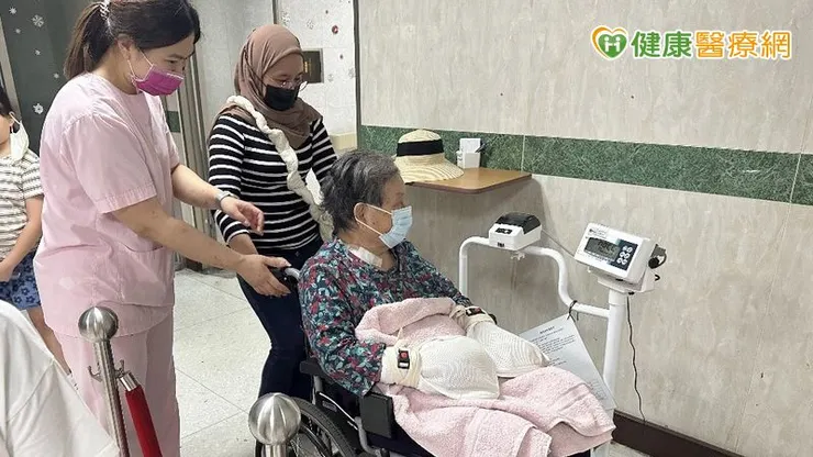 照伴隨的角色，就是在不干預醫療決策的前提下，確保資訊被正確接收與傳遞。