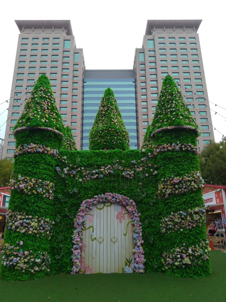 圖示:台灣官方的金管會協助管理金流平台,辦公室就在台鐵板橋車站大樓內。圖片來源為張居隱:https://www.shutterstock.com/zh-Hant/image-photo/1986744677