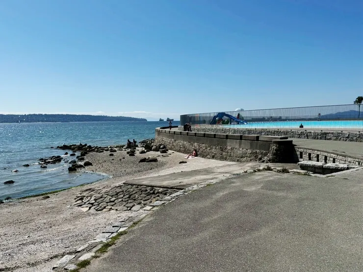 從English bay角度看到的Sencond Beach Pool