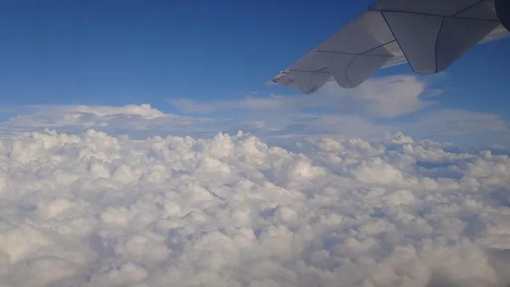 澎湖上空天氣晴朗,原本突然被原機遣返的煩躁心情也忍不住飛揚起來。(攝影/陳宜彣)