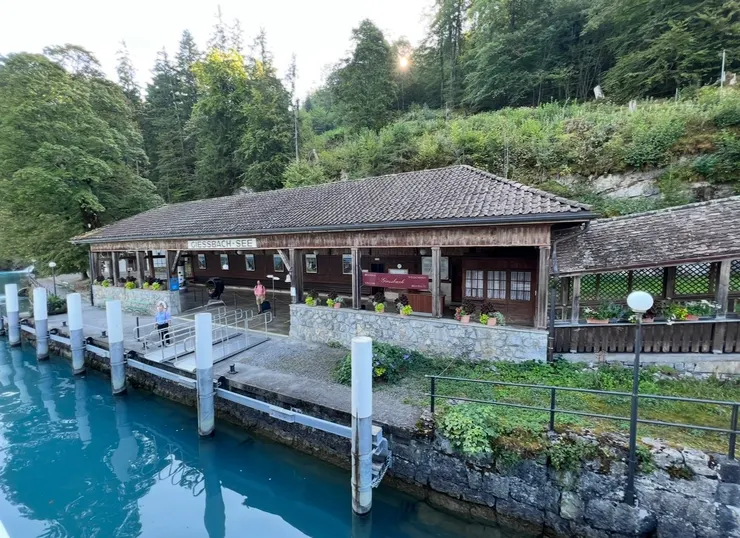 船在這𥚃停了下來，有人上船，也有人下船