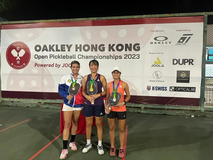 女子單打 19歲或以上 (左) 季軍ANNA CLARICE PATRIMONIO  (中)冠軍 王兆宜  (右)亞軍 王康怡