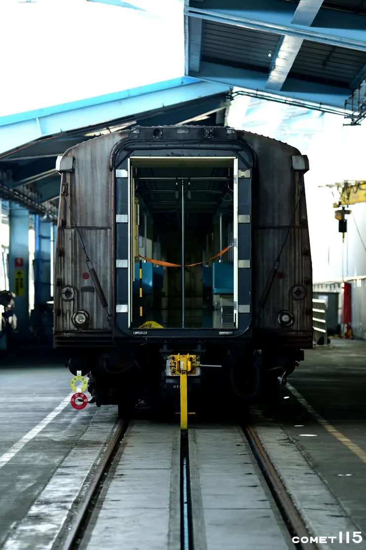 車輛在釋放煞車後由中央的鏈條與連結器帶動進入車輪切削線