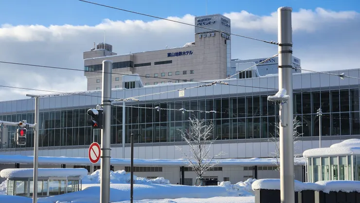 陽光灑在白雪上真耀眼