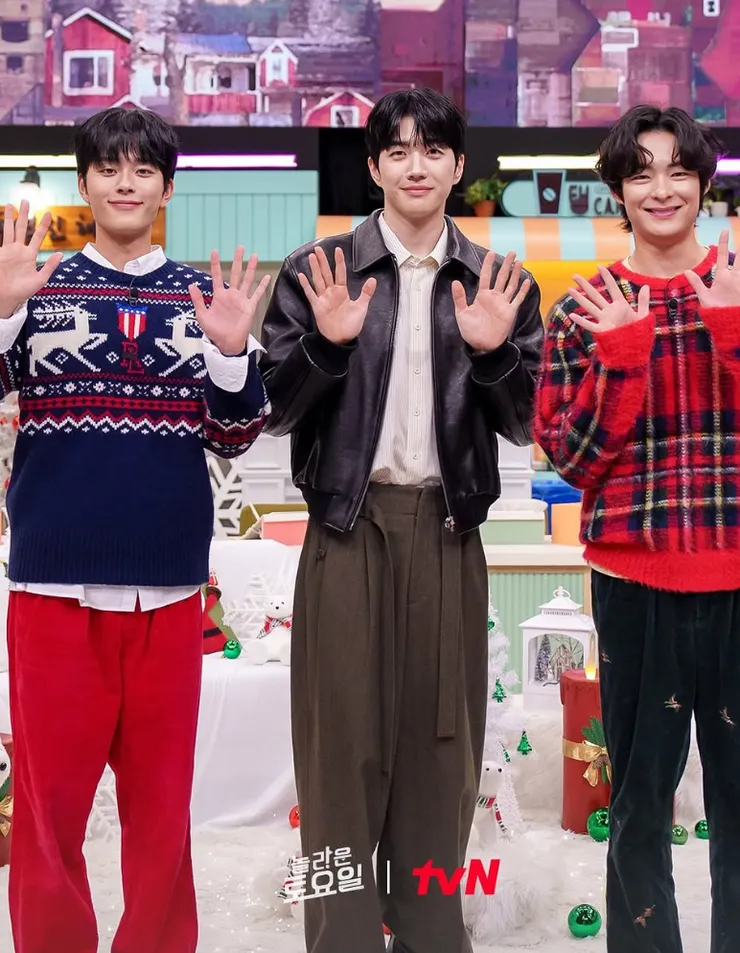 演員姜勛出演tvN綜藝節目《驚人的星期六》時的Newtro式服裝 (皮褸、恤衫配闊身修長的西褲) (圖片來源：tvN《驚人的星期六》官方Instagram)