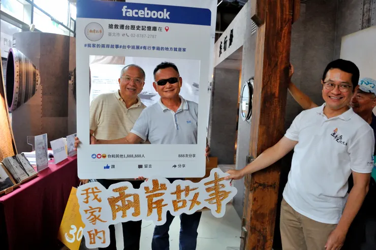 【看展留念照,斌男、佳源。】