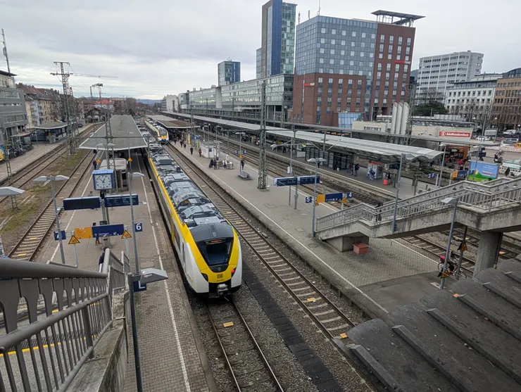 中央車站，一樣是沒有匣門，要自己購票、剪票