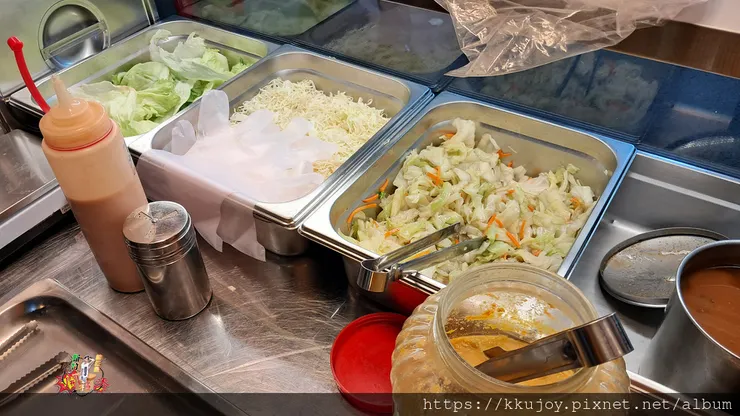 夜市美食|久成金炙燒烤鴨飯|烤鴨潛艇堡|優質米飯、兩種時令時