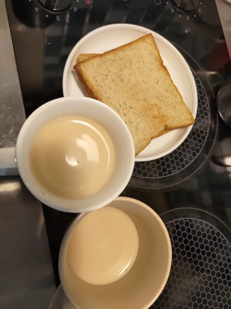 最後倒入杯中，熱烤吐司