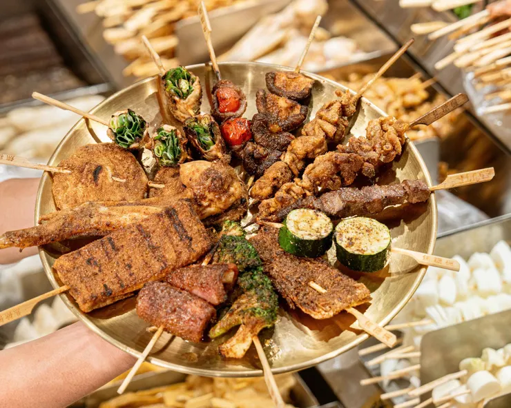 圖說：多樣化現烤串燒以多元豐富的食材選擇、現點現烤的新鮮口感，以及方便攜帶的特性，成為宵夜市場的首選美食。（資料來源：焦糖楓）